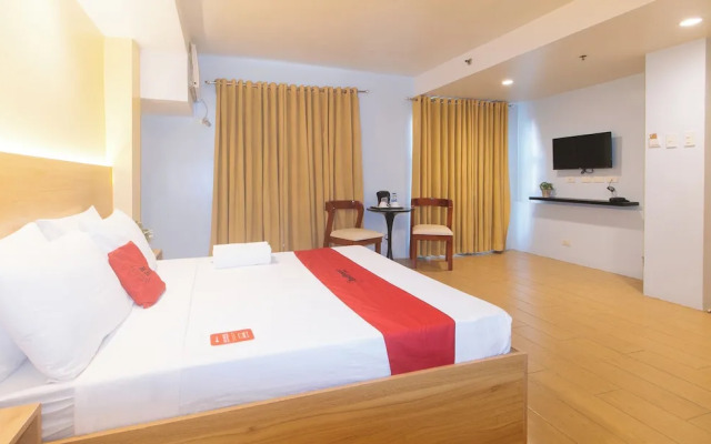 RedDoorz at LuxeLite Suites Makati
