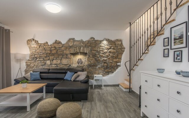 Beautiful Stone House with Large Garden And Private Pool