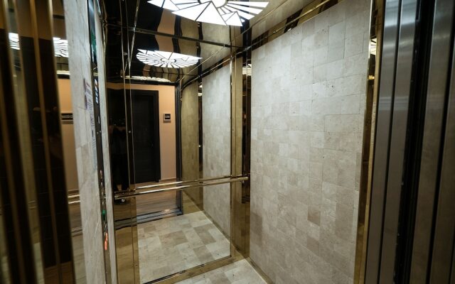 8 Rooms Hotel
