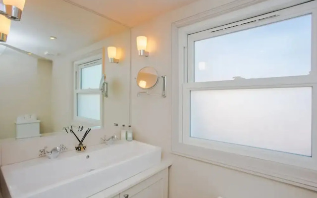 Classic and Elegant 3 Bedroom Apartment With Private Garden