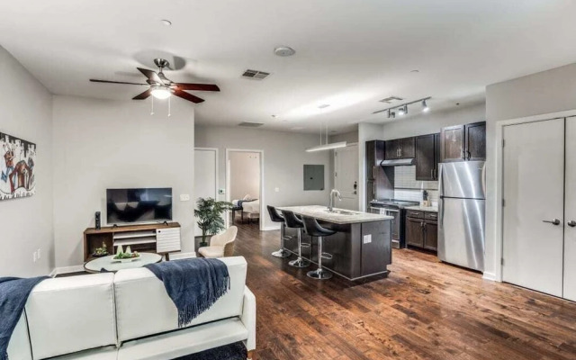 Stunning 2BR 2BA w/SKY POOL lounge CozySuites