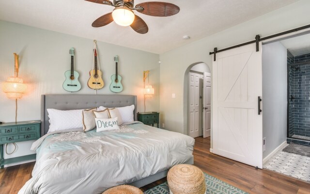 Hot Tub & Yard: Jimmy Buffet-themed Galveston Home