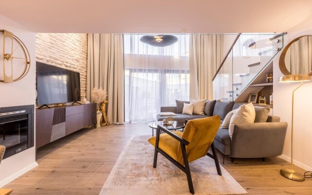 Amazing Home in Supetar With Jacuzzi, Wifi and 2 Bedrooms