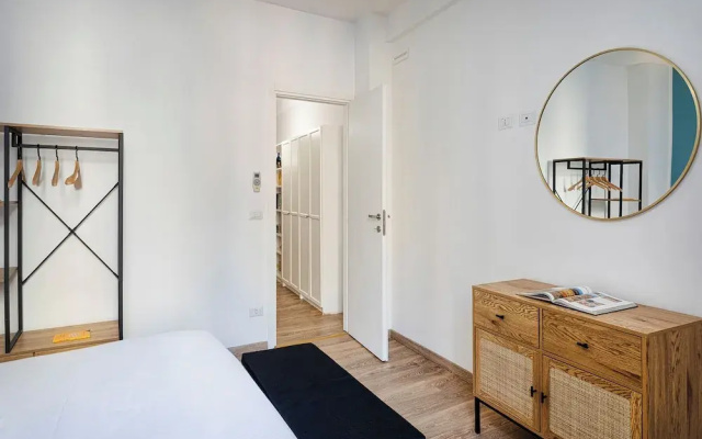 Art and Comfort near Lomellini Street