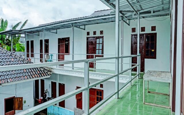 OYO Life 92222 Sahabat Kost Syariah Pacitan