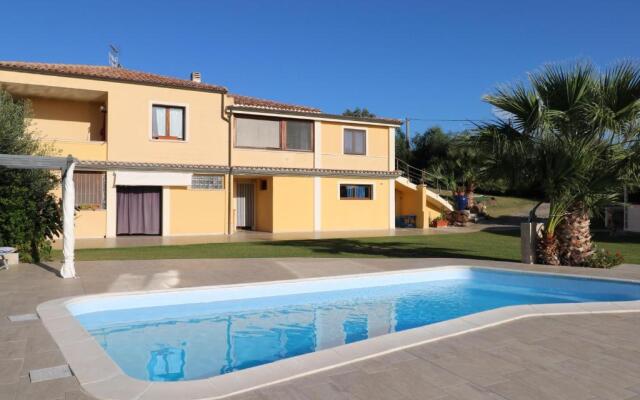 Carlo Apartments