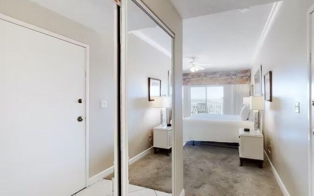 Tops'l 1008a Chalet by RedAwning