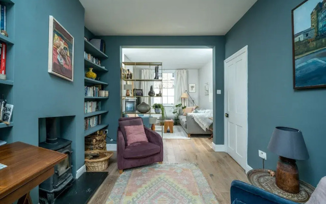 JOIVY Contemporary 2-Bed House W/ Private Garden