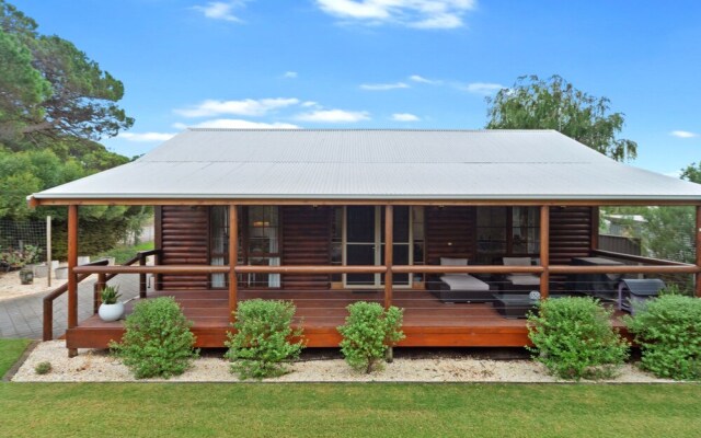 The Log Cabin - 47 Jetty Road