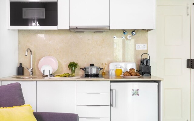 ALTIDO Chic 1BR Apt w/balcony close by Graça Viewpoint & tram stops