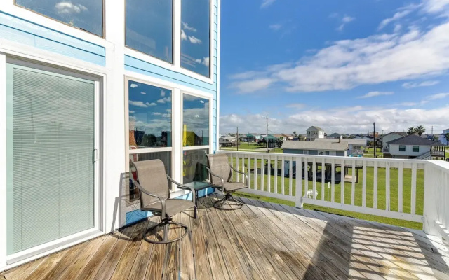 Walk to Beach: Family-friendly Galveston Home!