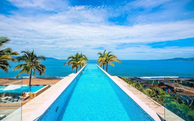 Oceanfront 1BR With Balcony - Sea View Pools