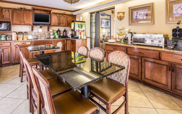 Econo Lodge Inn & Suites Griffin North