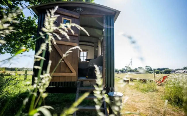 Harbour Ranch Hut - Rustic Countryside Escape