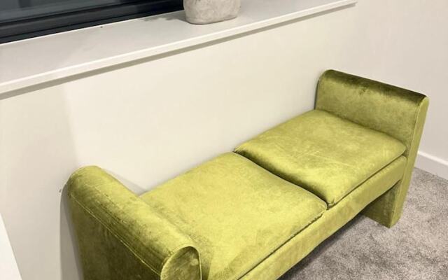 Immaculate 4-bed House Near City Airport