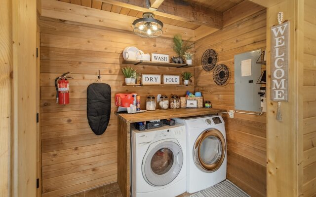 Thyme Out 2 Bedroom Home by NW Comfy Cabins by RedAwning