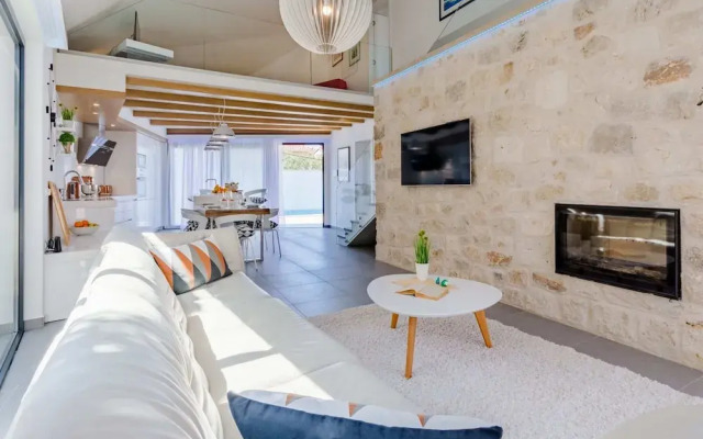 Villa Stone Pearl - Two Bedroom Holiday House With Pool