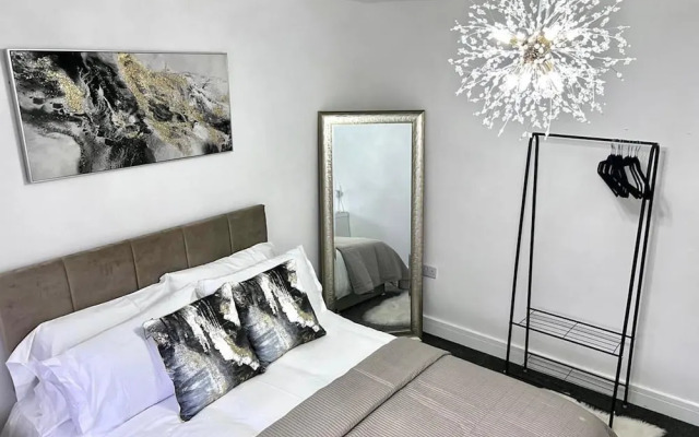 Luxury 2-bed Apartment Lindley Huddersfield