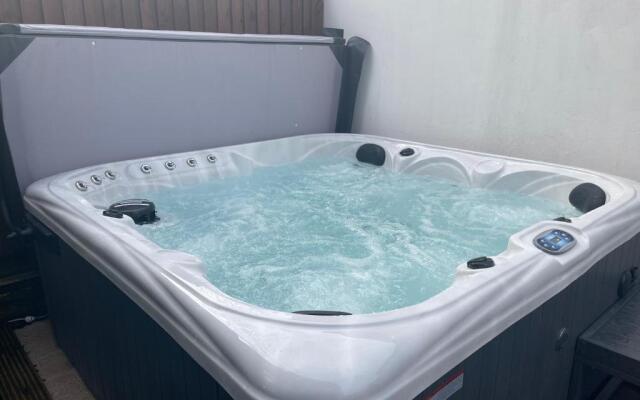 City Retreat, 2 Bed House with Cloudstream Hot Tub