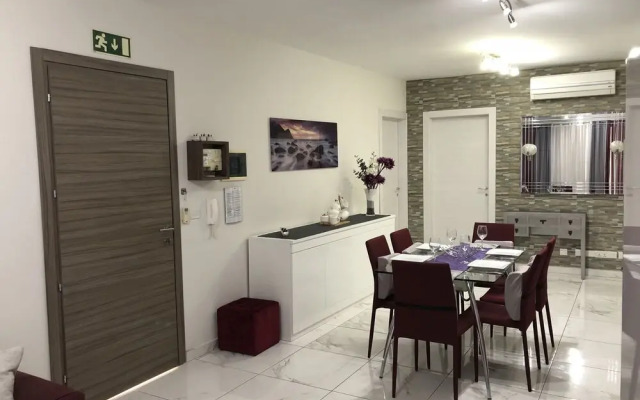 Sea View 2 Bed Apartment Close to Beach