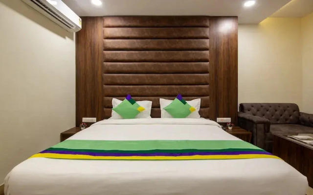 Hotel Diamond Creek Near Railway Station
