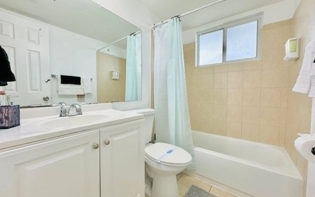 NEW Top Location King bed Free Parking
