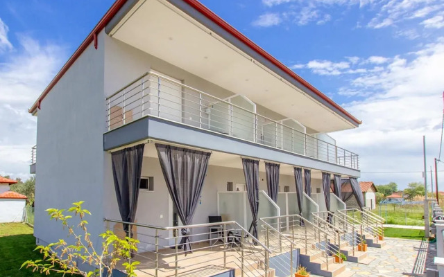 Aigli Garden Getaway, Steps From Vrasna Beach