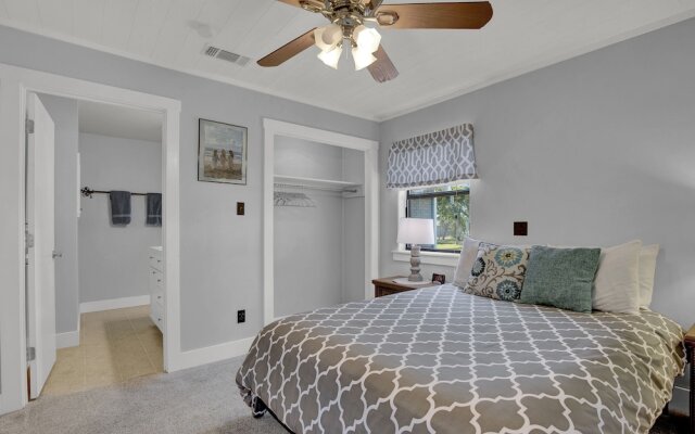 Charming Home With Hot Tub, Sauna & Grill!