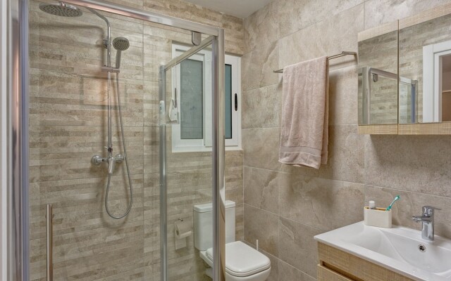 Brand New Designer Finished Apartment, Central Location