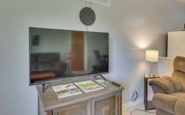 Cozy Youngstown Apartment w/ Central A/C + Heating