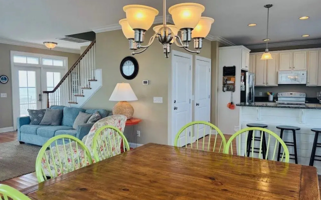 1 Fine Day 4 Bedroom Home by RedAwning