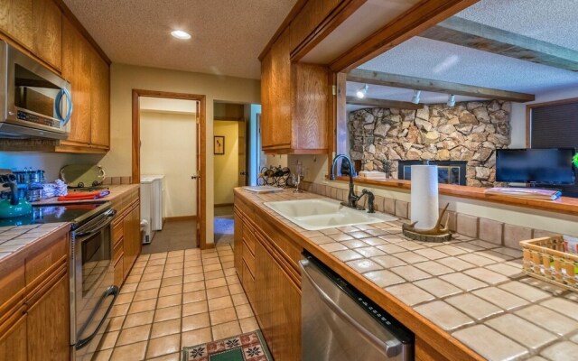 Cedar Lower Luxury Vacation At Windcliff 2 Bedroom Home by RedAwning