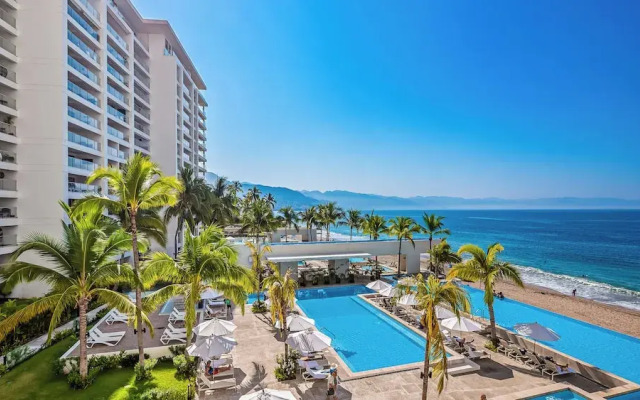 Oceanfront 1BR with Balcony & Pool