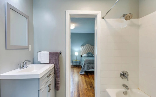 2 Mi to Dtwn Pensacola: Charming Apartment