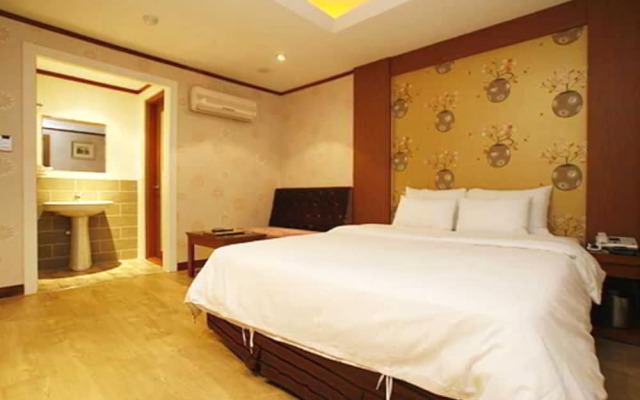 Two Be In Tourist Hotel