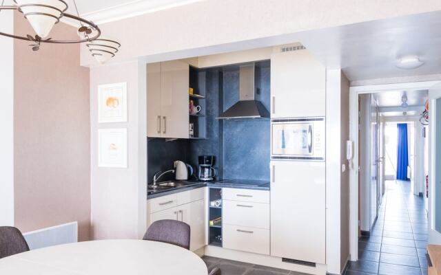 Apartment With Sun-facing Terrace