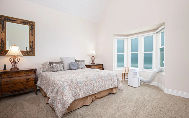 1121 Oceanside - 4 Br Home