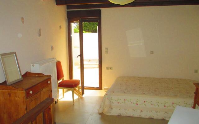 Studio in Roumeli, With Pool Access, Enclosed Garden and Wifi