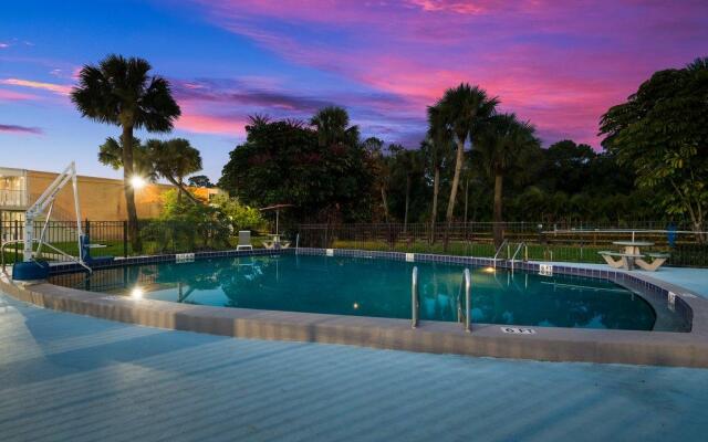 HomeTowne Studios By Red Roof Vero Beach - I-95