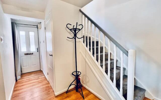 Stylish Townhouse With Free Parking in Liverpool