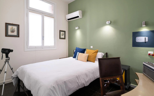 Spacious & Artistic Retro 2 Bedrooms Apt + SAUNA