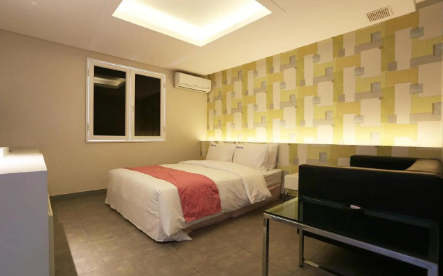 Q Hotel