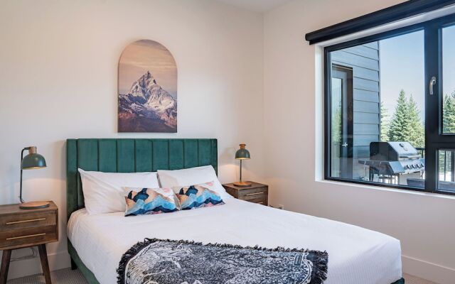 Slopes and Green by Revelstoke Vacations