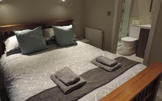 4 Bed Farnborough Air Accommodation