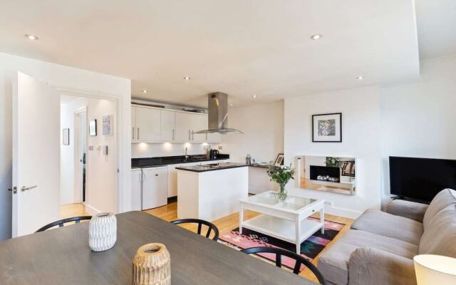 Modern & Cosy Three Bedroom Apartment in Queen's Park