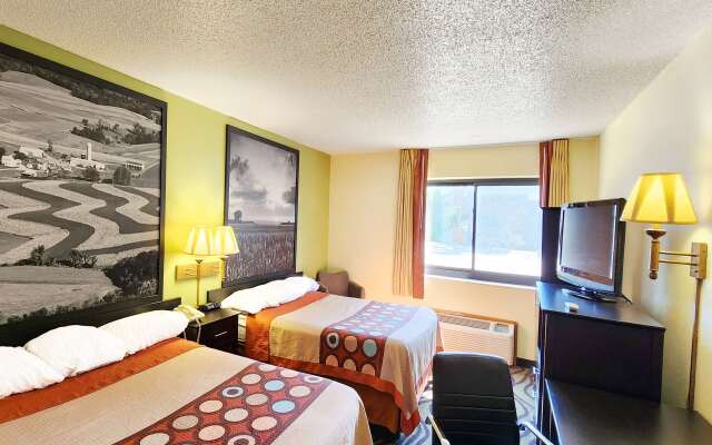 Super 8 by Wyndham Newton