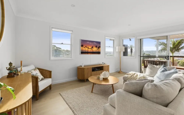 Chic Coastal 1-bedroom Home With Balcony & BBQ