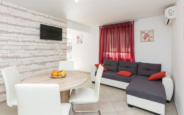 Amazing Home in Sukosan with Hot Tub, WiFi & 2 Bedrooms