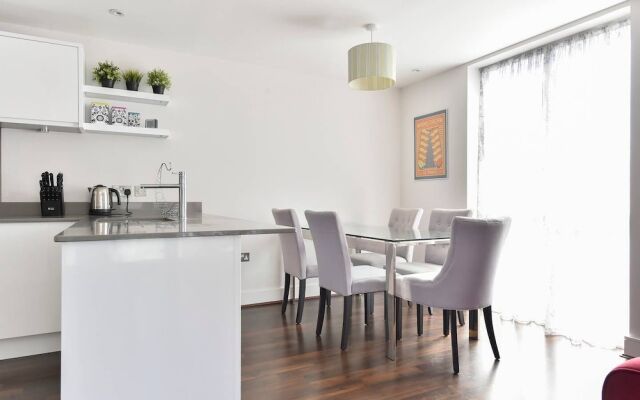 Superb Apt For 6 W Balcony, 10Mins To East Putney