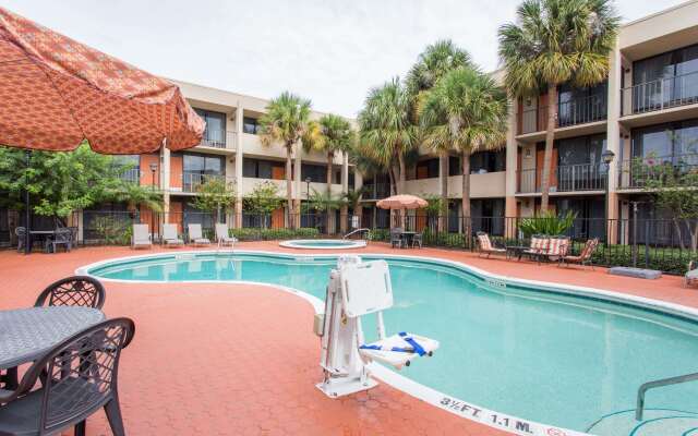 Days Inn & Suites by Wyndham Orlando Airport